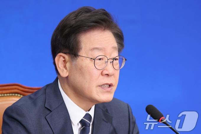 이재명 더불어민주당 대표가 25일 오후 서울 여의도 국회에서 연금개혁 관련 기자회견을 하고 있다. 이 대표는 이날 기자회견에서 