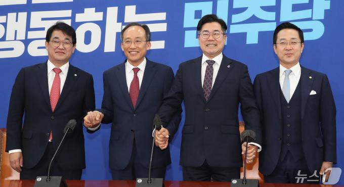 추경호 국민의힘 원내대표가 13일 오전 서울 여의도 국회에서 박찬대 더불어민주당 원내대표를 예방하고 있다. 왼쪽부터 배준영 국민의힘 원내수석부대표, 추 원내대표, 박 원내대표, 박성준 더불어민주당 원내수석부대표. 2024.5.13/뉴스1 ⓒ News1 임세영 기자