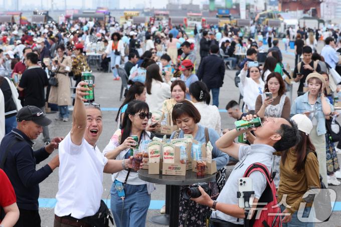 [사진] 닭강정과 맥주의 조합
