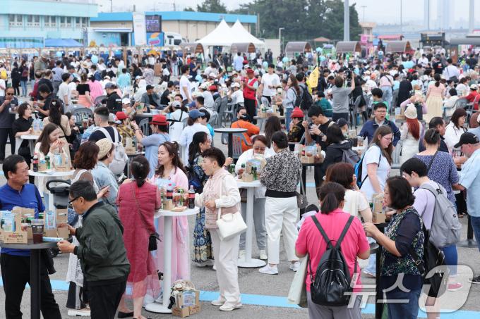 [사진] 맥주·닭강정 즐기러 온 외국인 관광객