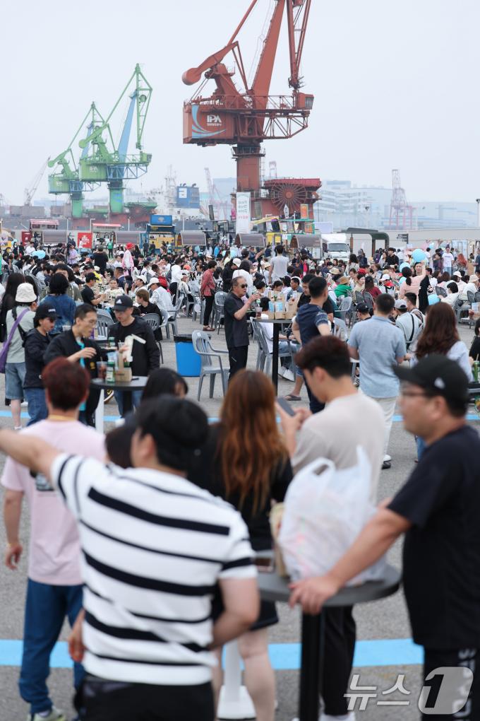 [사진] 140년 전 개항 현장에서 즐기는 맥주