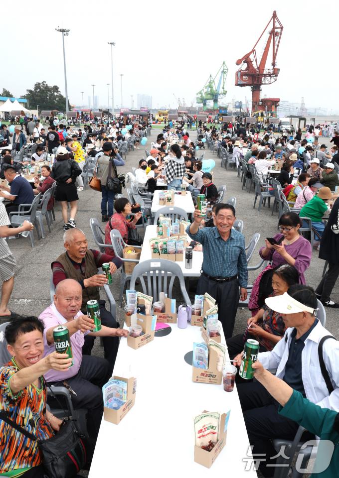 [사진] 맥주와 닭강정의 조합