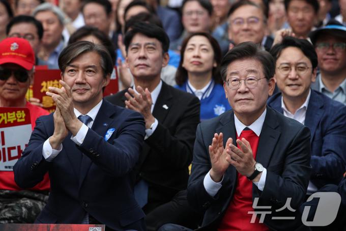 [사진] 나란히 장외투쟁 나선 이재명-조국