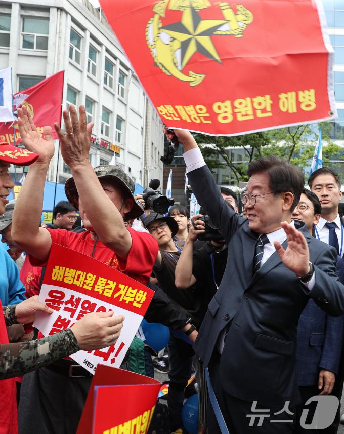 [사진] 이재명 더불어민주당 대표 '해병대 깃발 들고'