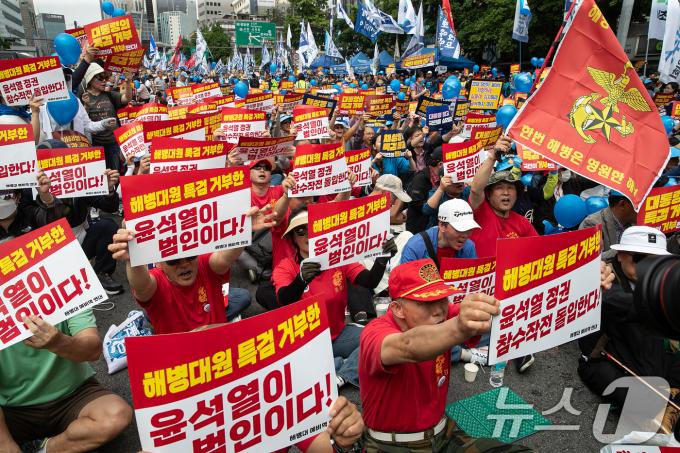 [사진] 구호 외치는 해병대 예비역들 '특검 통과 촉구'