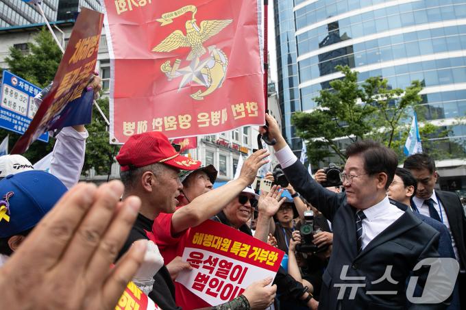 [사진] 해병대 깃발 든 이재명 대표