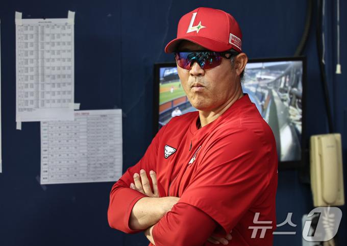 22일 오후 서울 송파구 잠실야구장에서 열린 프로야구 '2024 신한 SOL 뱅크 KBO리그' SSG 랜더스와 두산 베어스의 경기, SSG 이숭용 감독이 경기를 지켜보고 있다. 2024.5.22/뉴스1 ⓒ News1 김도우 기자