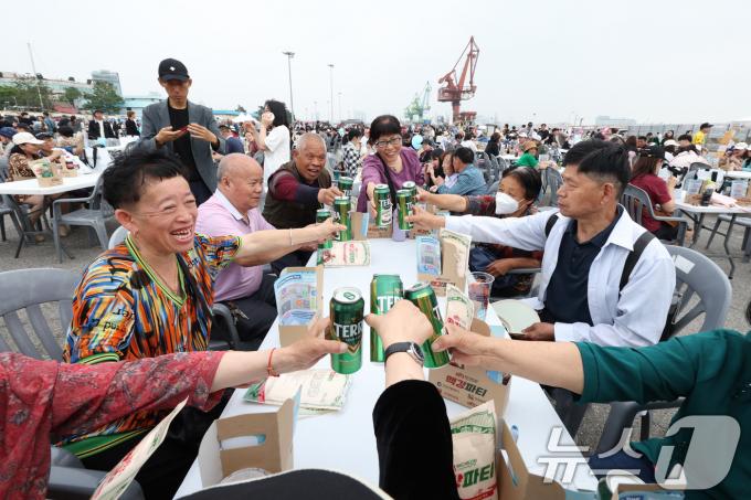 [뉴스1 PICK]'닭강정·맥주 매력에 흠뻑' 외국인 1만명 모인 맥강파티
