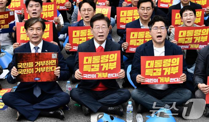 조국 조국혁신당 대표, 이재명 더불어민주당 대표, 박찬대 더불어민주당 원내대표(왼쪽부터)가 25일 오후 서울 중구 숭례문 인근에서 열린 범야당 및 시민사회 '채상병 특검법 거부 규탄 및 통과 촉구 범국민대회'에 참석해 구호를 외치고 있다. (공동취재) 2024.5.25/뉴스1 ⓒ News1 이승배 기자