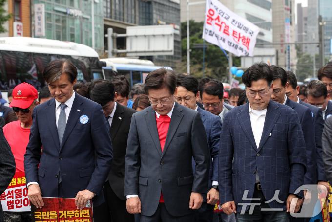 조국 조국혁신당 대표, 이재명 더불어민주당 대표, 박찬대 더불어민주당 원내대표(왼쪽부터)가 25일 오후 서울 중구 숭례문 인근에서 열린 범야당 및 시민사회 '채상병 특검법 거부 규탄 및 통과 촉구 범국민대회'에 참석해 묵념하고 있다. 2024.5.25/뉴스1 ⓒ News1 이승배 기자