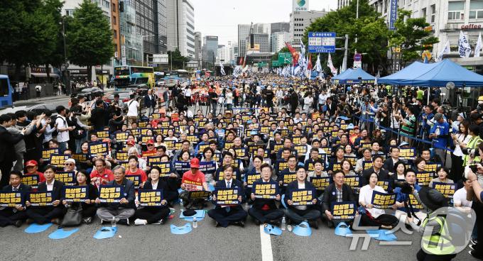 이재명 더불어민주당 대표, 조국 조국혁신당 대표를 비롯한 범야당 의원 및 시민들이 25일 오후 서울 중구 숭례문 인근에서 열린 범야당 및 시민사회 '채상병 특검법 거부 규탄 및 통과 촉구 범국민대회'에 참석해 구호를 외치고 있다. (공동취재) 2024.5.25/뉴스1 ⓒ News1 이승배 기자
