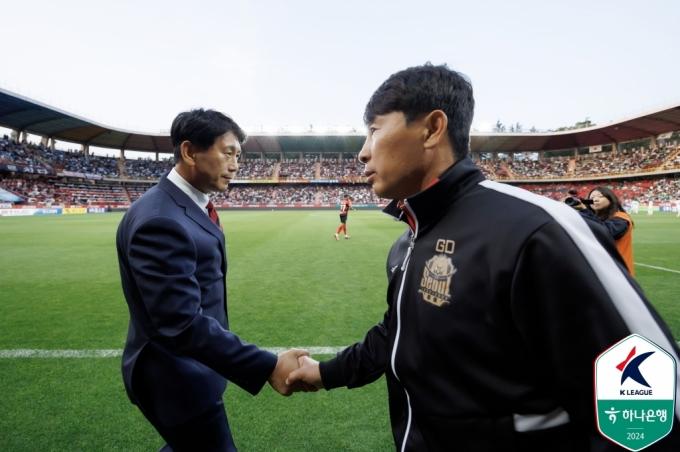 박태하 포항 감독(왼쪽)과 악수하는 김기동 서울 감독(한국프로축구연맹 제공)