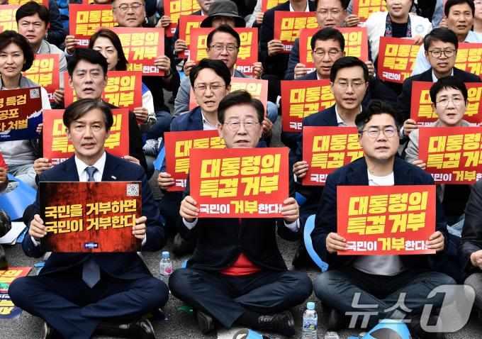 조국 조국혁신당 대표, 이재명 더불어민주당 대표, 박찬대 더불어민주당 원내대표(왼쪽부터)가 25일 오후 서울 중구 숭례문 인근에서 열린 범야당 및 시민사회 '채상병 특검법 거부 규탄 및 통과 촉구 범국민대회'에 참석해 구호를 외치고 있다. (공동취재) 2024.5.25/뉴스1 ⓒ News1 이승배 기자