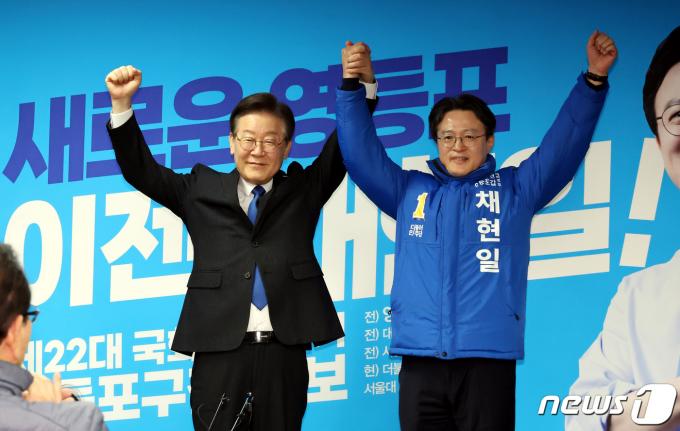 이재명 더불어민주당 대표가 5일 오후 서울 영등포구 뉴포트빌딩 영등포갑 채현일 후보 선거사무소를 찾아 채 후보와 손을 맞잡고 인사하고 있다. (공동취재) 2024.3.5/뉴스1 ⓒ News1 ,임세영 기자