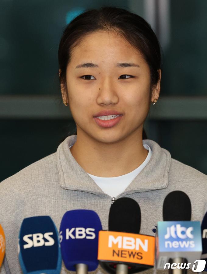 한국 배드민턴 간판 안세영이 19일 오후 인천국제공항 제1터미널을 통해 귀국한 뒤 취재진과 인터뷰하고 있다. 2024.3.19/뉴스1 ⓒ News1 장수영 기자