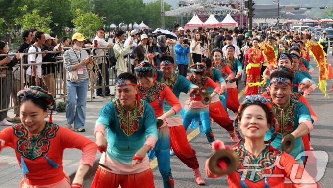 서울 광화문광장에서 열린 서울세계도시문화축제에서 세계 전통의상 퍼레이드가 열리고 있다. 올해 축제는 '문화로 동행(同行)하는 세계와 서울'을 주제로 광화문광장, 청계광장·청계로 일대에서 이날부터 26일까지 열린다. 2024.5.24/뉴스1 ⓒ News1 김명섭 기자
