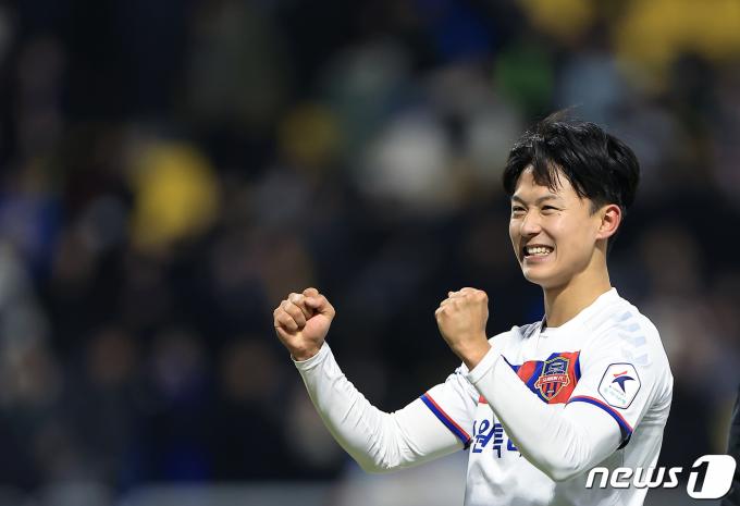 2일 오후 인천광역시 중구 도원동 인천축구전용경기장에서 열린 '하나은행 K리그1 2024' 1라운드 인천 유나이티드와 수원FC의 경기에서 PK로 골을 넣은 수원 이승우가 기뻐하고 있다. 2024.3.2/뉴스1 ⓒ News1 박정호 기자