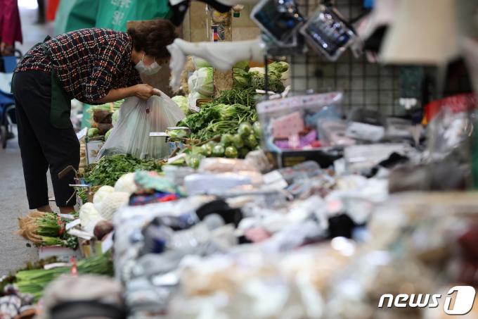 한 시장에서 상인이 판매할 채소를 정리하고 있다. (사진은 기사 내용과 무관함) / 뉴스1 ⓒ News1 조태형 기자