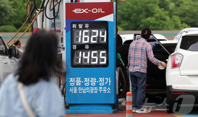 [사진] '휘발유 가격 5주 만에 1700원 아래로'
