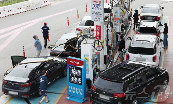[사진] 기름값 하락에 붐비는 주유소