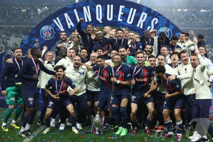 [사진] 프랑스컵 등 국내 대회 3관왕 기뻐하는 PSG 선수들