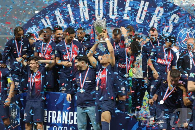 [사진] 프랑스컵 우승으로 국내 대회 3관왕한 PSG 선수들