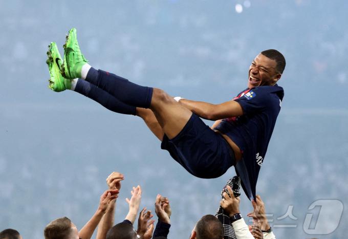 [사진] 음바페 헹가레 치는 프랑스 컵 우승 PSG 선수들