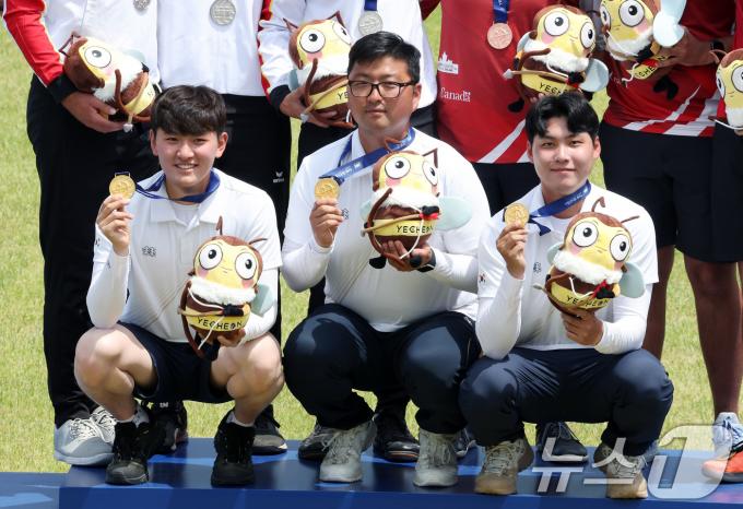 [사진] '올림픽 전초전' 남자 양궁 단체, 퍼펙트 금메달