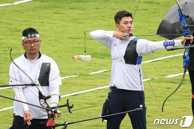 남자 양궁 리커브 대표팀 김제덕(오른쪽)과 김우진/뉴스1 ⓒ News1 유승관 기자
