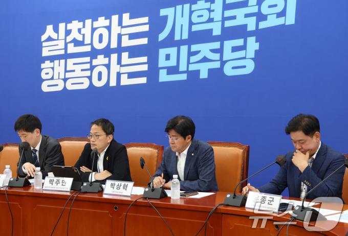 [사진] 해병대원 특검법 거부권 및 재의결 관련 간담회하는 민주당