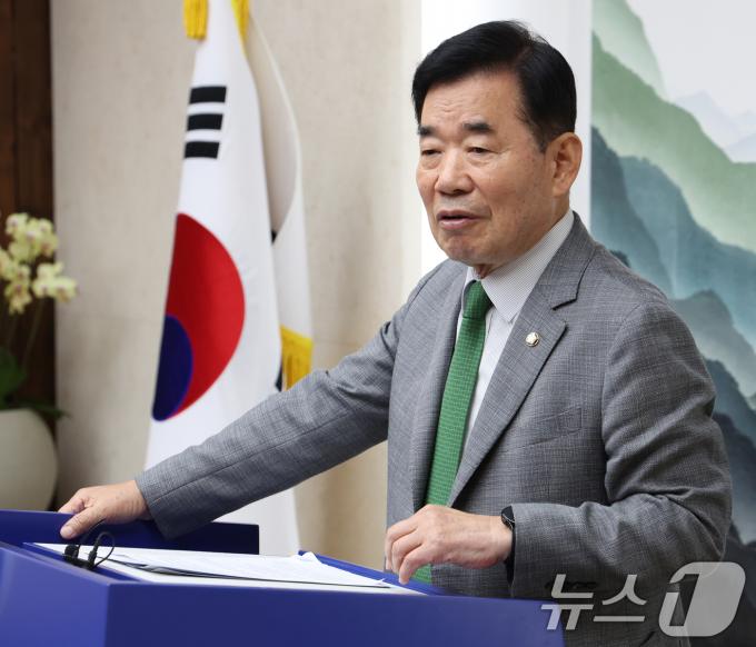 김진표 국회의장이 26일 서울 여의도 국회에서 열린 연금개혁 관련 기자간담회에서 21대 국회 내 국민연금 개혁 처리 필요성에 대해 설명하고 있다. 2024.5.26/뉴스1 ⓒ News1 송원영 기자