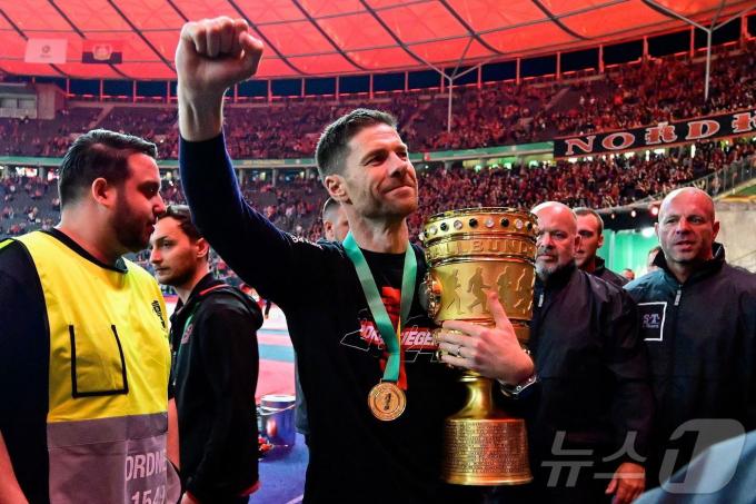 [사진] DFB 포칼 우승컵 들고 주먹 블끈 쥔 알론소 감독