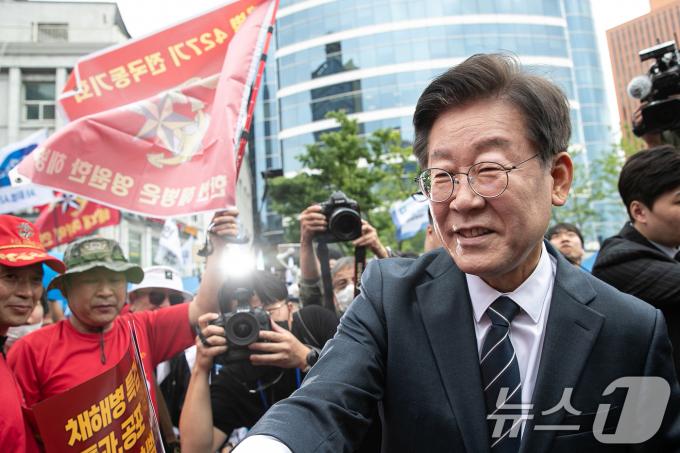 이재명 더불어민주당 대표가 25일 오후 서울 중구 숭례문 인근에서 열린 범야당 및 시민사회 '채상병 특검법 거부 규탄 및 통과 촉구 범국민대회'에 참석하며 해병대 예비역들과 인사하고 있다. 2024.5.25/뉴스1 ⓒ News1 이승배 기자