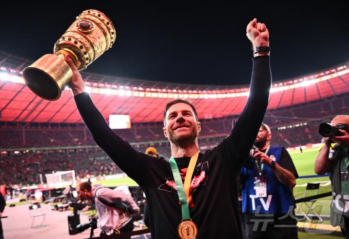 [사진] DFB 포칼 우승 기뻐하는 알론소 레버쿠젠 감독