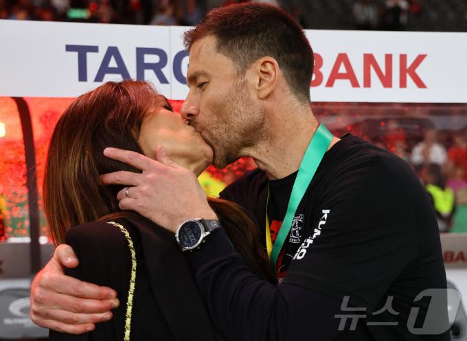 [사진] DFB 포칼 우승에 부인과 키스하는 알론소 감독