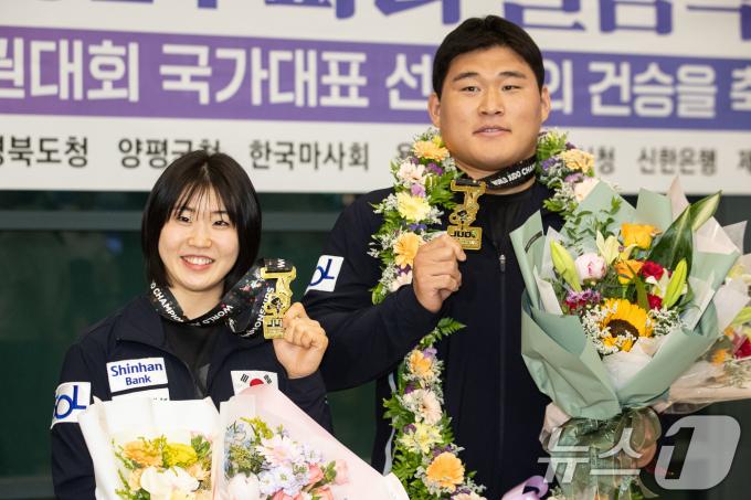 [사진] 유도 세계선수권 금메달 들어보이는 허미미·김민종