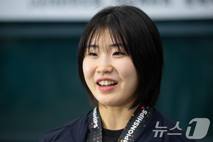 [사진] 취재진 질문 답하는 허미미