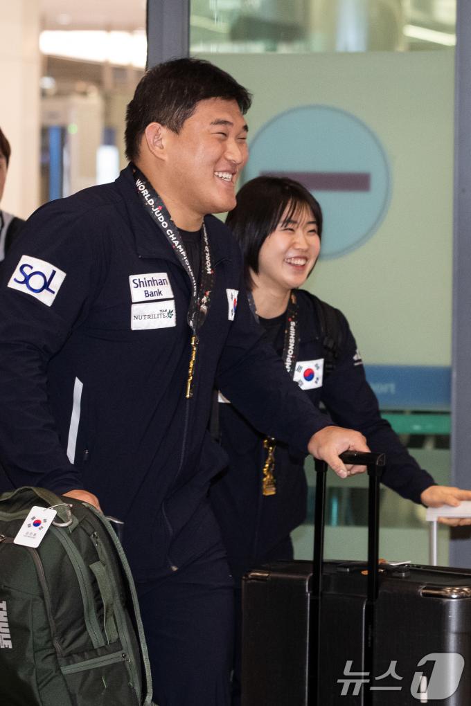 [사진] 밝은 표정으로 귀국하는 김민종·허미미