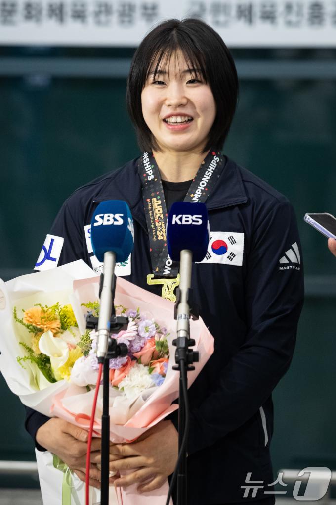 [사진] 인터뷰하는 허미미