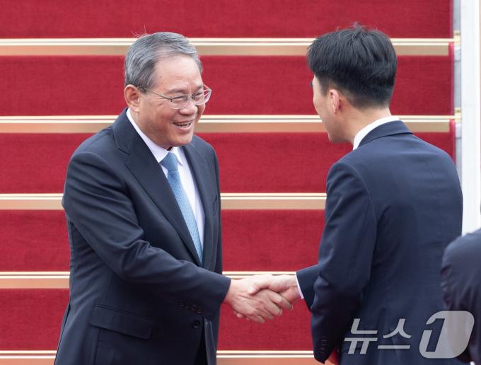 [사진] 환영인사와 악수하는 리창 중국 총리