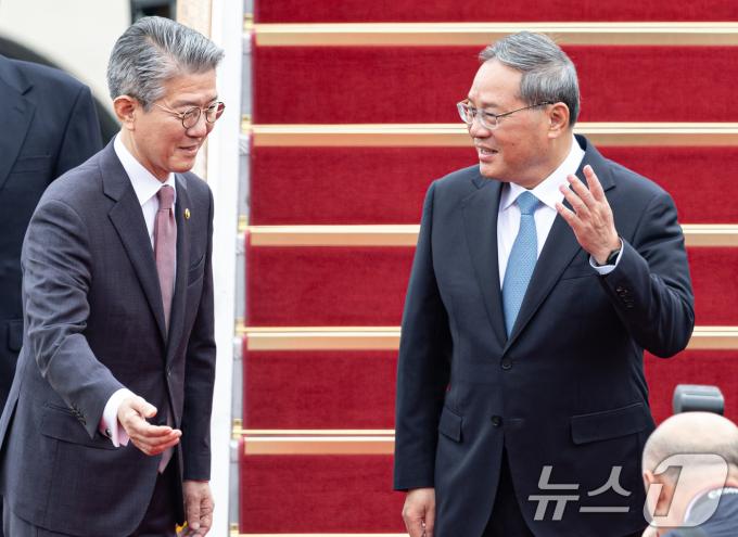 [사진] 대화하는 리창 中 총리·김홍균 외교부 차관