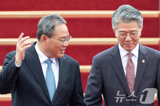 [사진] 리창 총리·김홍균 차관 '무슨 대화?'