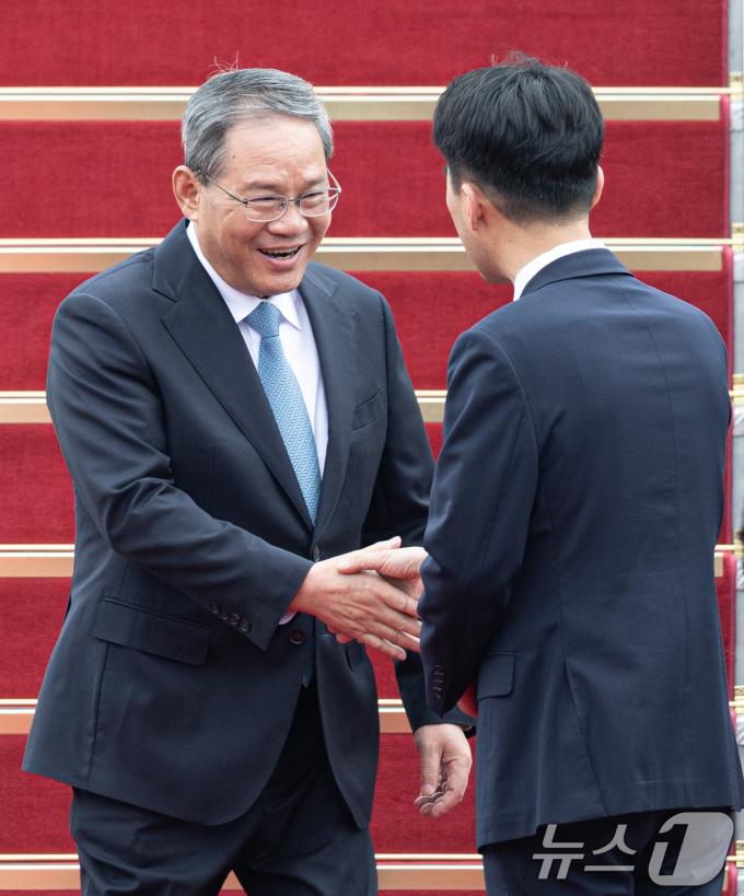 [사진] 환영인사와 악수하는 리창 中 총리