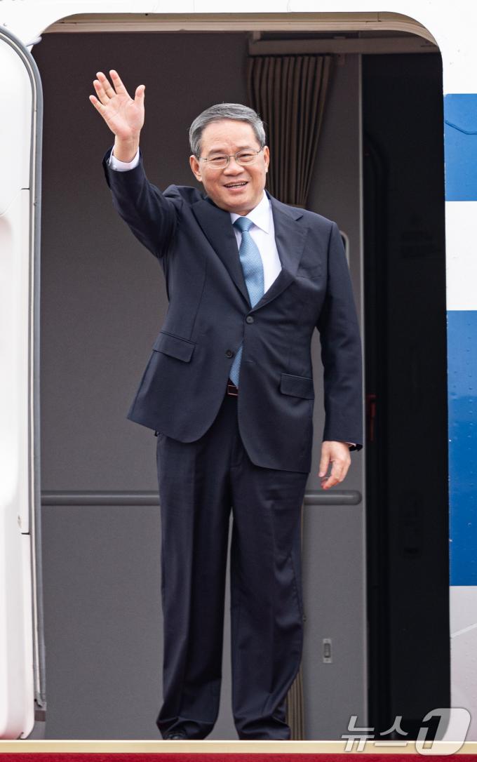 [사진] 손 흔들며 인사하는 리창 中 총리