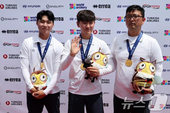 [사진] 금메달 목에 건 남자 리커브 대표팀