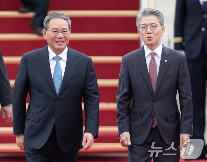 [사진] 김홍균 외교부 차관 안내 받는 리창 中 총리