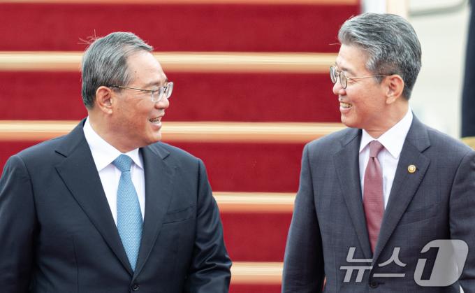 [사진] 마주 바라보는 리창 中 총리·김홍균 차관
