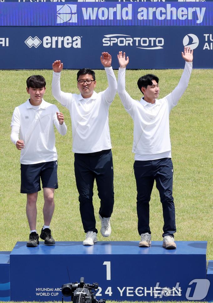 [사진] 시상대 가장 높은 곳에 올라선 남자 양궁 단체