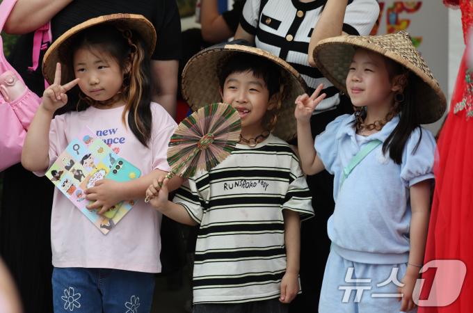 [사진] 도심 속 작은 지구촌 찾은 어린이들