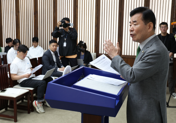 김진표 국회의장이 26일 서울 여의도 국회에서 열린 연금개혁 관련 기자간담회에서 21대 국회 내 국민연금 개혁 처리 필요성에 대해 설명하고 있다. /사진=뉴스1